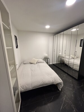 Chambre Matisse | Individually decorated, individually furnished, desk, laptop workspace - Liberté (Marseille)