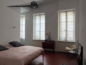 Tweepersoonskamer (Grande chambre design) | Individueel gedecoreerd, individueel gemeubileerd, een bureau