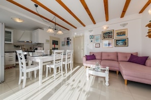 Villa, Meerblick | Wohnzimmer | 108-Zoll-Flachbildfernseher mit Satellitenempfang, LCD-Fernseher