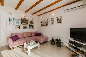 别墅, 海景 | 客厅 | 108-英寸纯平电视（配备卫星频道）、液晶电视、Netflix