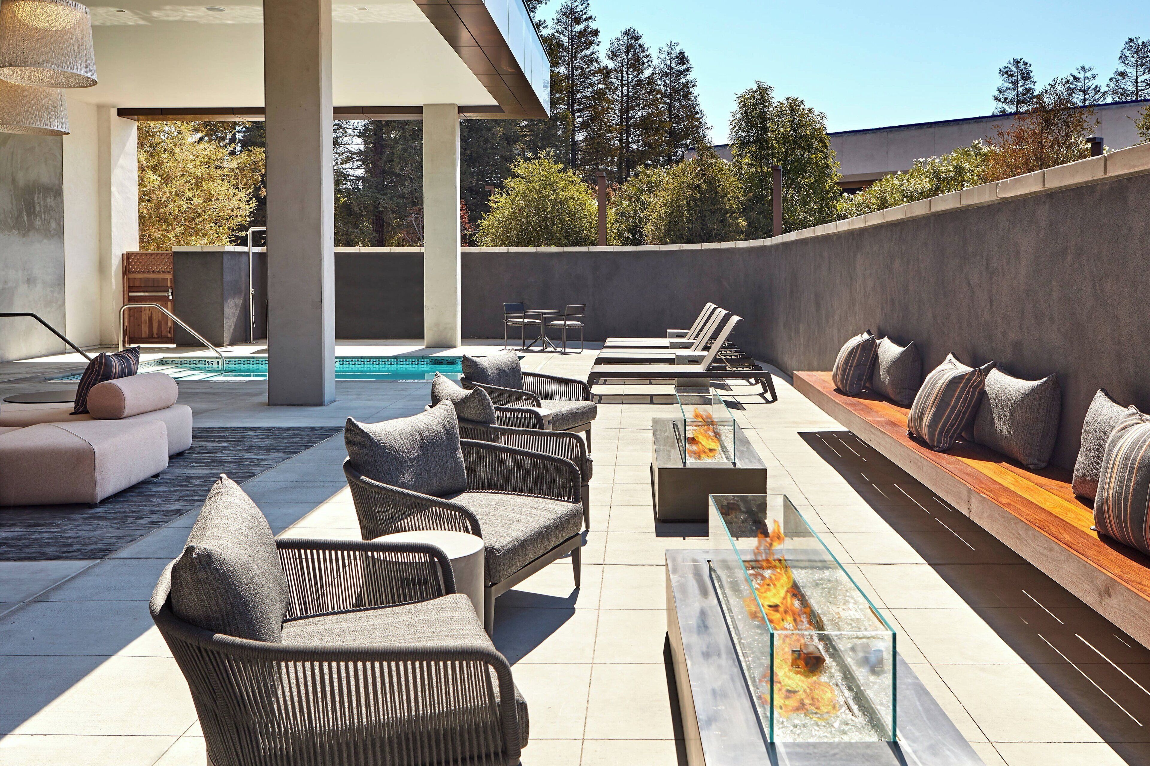 สระว  ่ายน้ำกลางแจ้ง