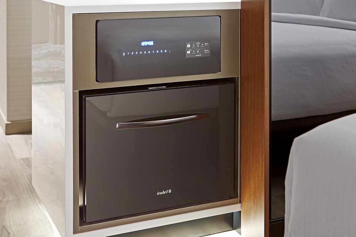 Une cuisine moderne dotée d’un four encastré et d’un panneau de commande numérique.