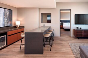 Suite, 1 kamar tidur | Seprai premium, brankas, meja kerja, dan ruang kerja ramah laptop