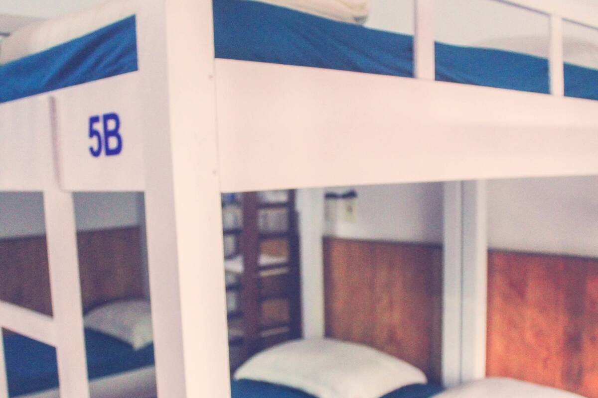 Tabla de planchar con plancha, wifi gratis y ropa de cama