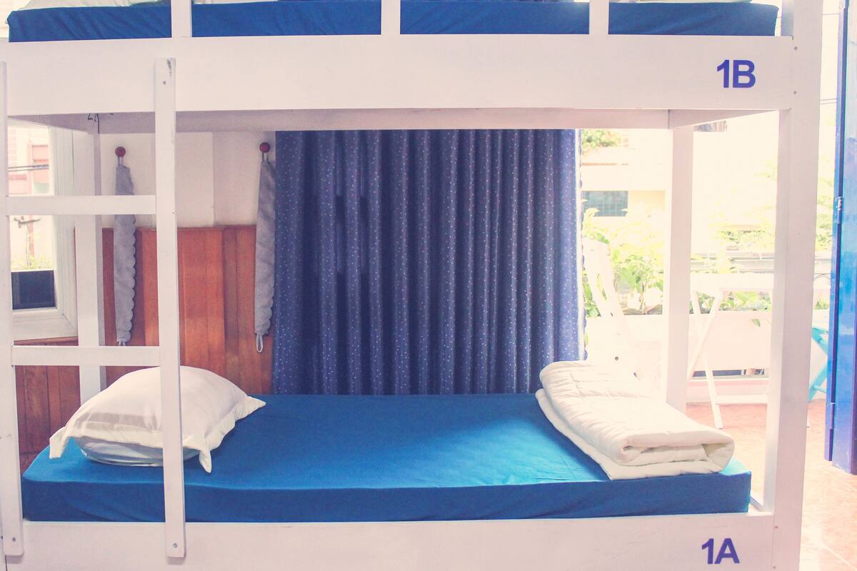 Tabla de planchar con plancha, wifi gratis y ropa de cama