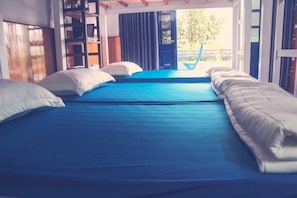 Dormitorio compartido, dormitorio mixto, vista a la ciudad (Bed in 14-bed) | Tabla de planchar con plancha, wifi gratis y ropa de cama