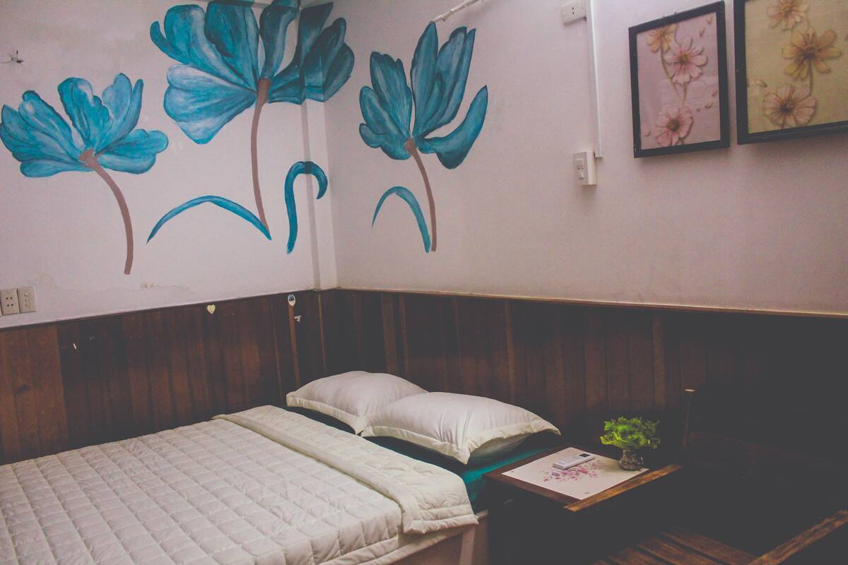 Habitación doble estándar | Tabla de planchar con plancha, wifi gratis y ropa de cama