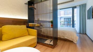 蓝石莲 | 办公桌、遮光窗帘、熨斗/熨板、免费 WiFi