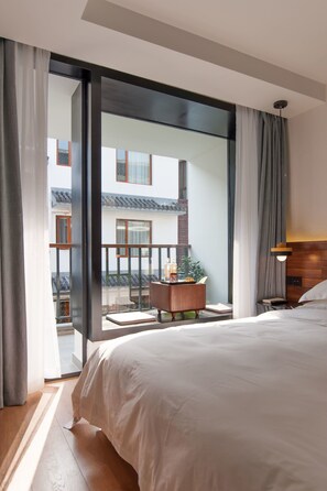 Escritorio, cortinas blackout y tabla de planchar con plancha