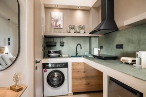 Studio | Privékeuken | Een koelkast, een kookplaat, een espressoapparaat, een waterkoker