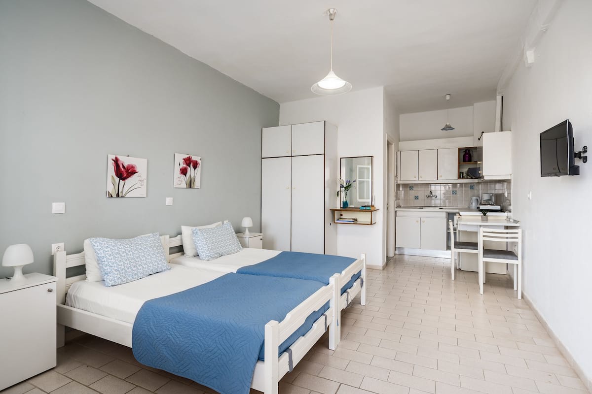 Iron/ironing board, free WiFi, bed sheets