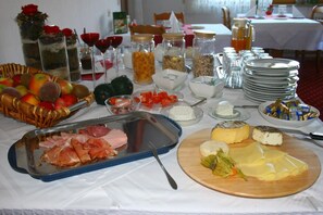 Tägliches Frühstücksbuffet gegen Gebühr