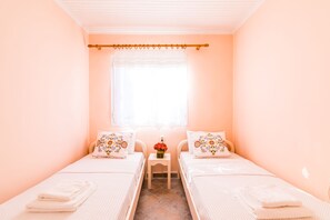 House | 2 bedrooms, iron/ironing board, free cribs/infant beds, free WiFi
