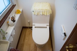 基本公寓, 3 間臥室 (over 5 people are charged extra fee) | 浴室 | 獨立浴缸和淋浴設備、全浸式浴缸、免費盥洗用品、吹風機