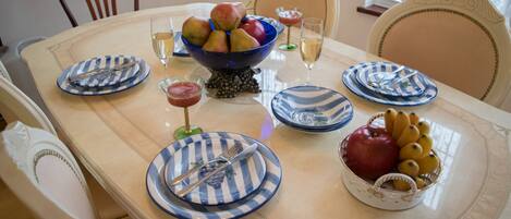 Appartement, 3 chambres (over 5 people are charged extra fee) | Restauration dans la chambre