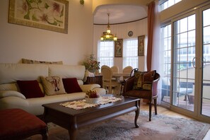 Eenvoudig appartement, 3 slaapkamers (over 5 people are charged extra fee) | Woonkamer | Flatscreentelevisie