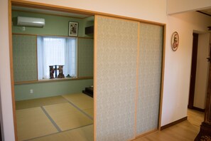 Eenvoudig appartement, 3 slaapkamers (over 5 people are charged extra fee) | Geluiddichte muren, een strijkplank/strijkijzer, gratis wifi, beddengoed