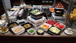 Daily buffet breakfast for a fee - Apartments with Event Space & Hot Tub (Kraków)