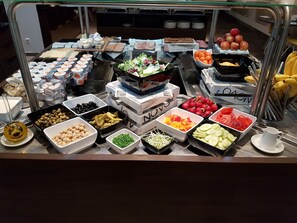 Daily buffet breakfast (PLN 40 per person) - Apartments with Event Space & Hot Tub (Kraków)