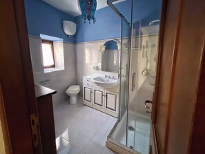 A bathroom with a toilet, sink, and shower. - Collis Petri Relais (Collepietro)