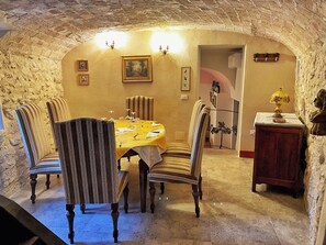 Breakfast and dinner served, Italian cuisine