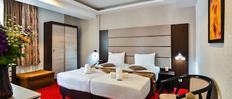 Minibar, coffres-forts dans les chambres, bureau