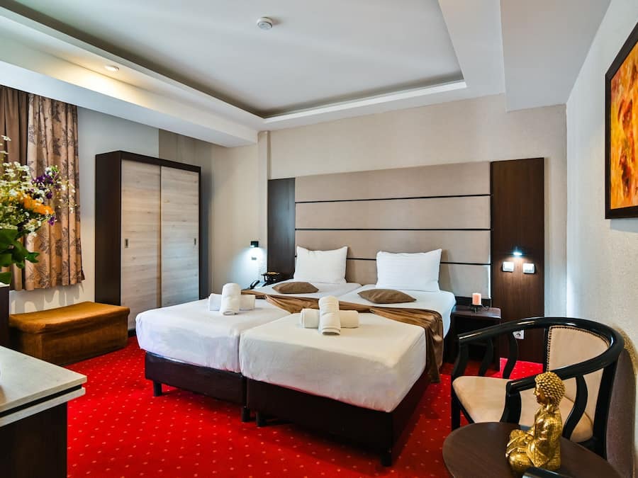 Frigobar, cofres nos quartos, escrivaninha