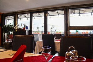 Desayuno buffet todos los días (con cargo)