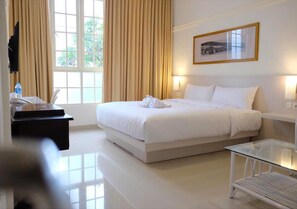 Executive Room | In-room dining - Victoria Bed & Breakfast (Malang)