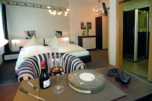 Dubbelrum | Minibar, värdeförvaringsskåp på rummet, skrivbord och gratis barnsängar