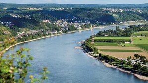 A river flowing through a town with buildings and greenery. - Hotel 4 Winden (Windhagen)