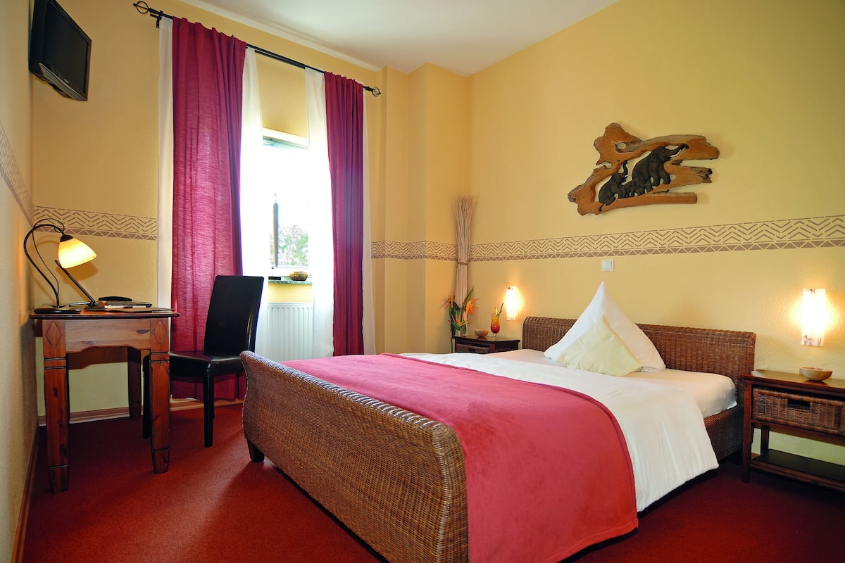 Double Room | Minibar, in-room safe, desk, cribs (free)