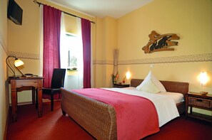 Minibar, caja de seguridad en la habitación y escritorio 