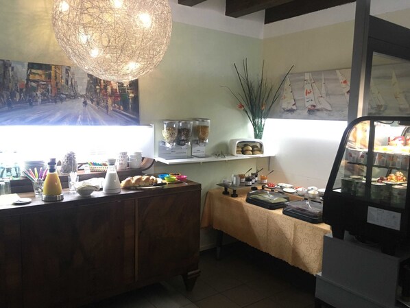 Free daily buffet breakfast 