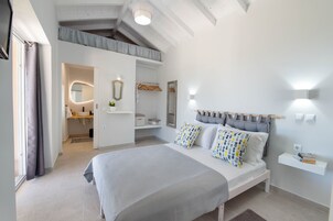 Tabla de planchar con plancha, wifi gratis y ropa de cama 