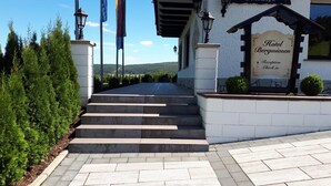 A hotel entrance with a sign indicating a reception check-in. - Hotel und Gasthof Spessarttor (Lohr am Main)