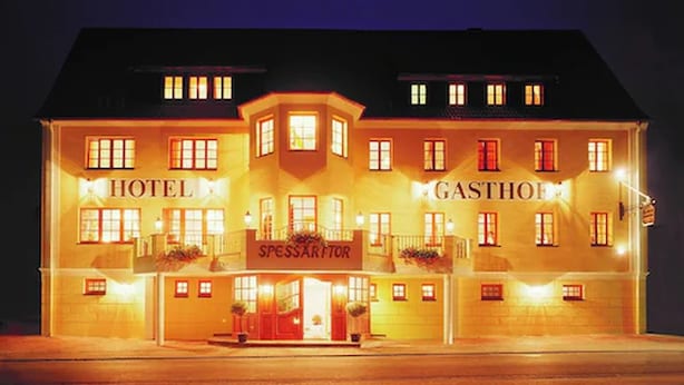 A hotel with a central entrance, multiple windows, and a sign reading "HOTEL GASTHOF SPESSARTOR". - Hotel und Gasthof Spessarttor (Lohr am Main)