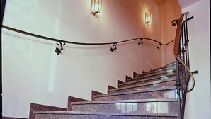 A staircase with wooden steps and a metal railing. - Hotel und Gasthof Spessarttor (Lohr am Main)