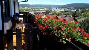 A balcony with a view of a town and hills. - Hotel und Gasthof Spessarttor (Lohr am Main)