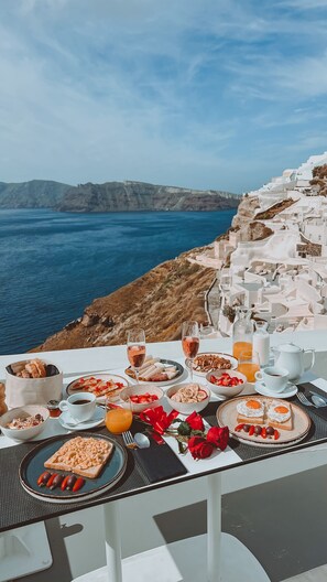 Free daily continental breakfast - Echoes Luxury Suites (Santorini)