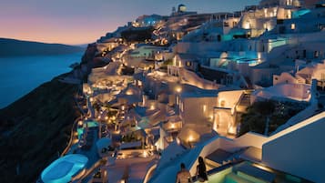 Grand Suite with private outdoor infinity pool and Caldera View | Minibar, safe på rommet, individuelt dekorert og individuelt innredet