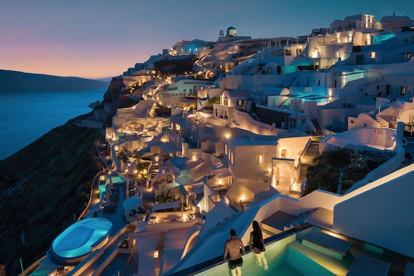 Grand Suite with private outdoor infinity pool and Caldera View | Minibar, in-room safe, individually decorated, individually furnished