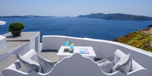 Terrace/patio - Echoes Luxury Suites (Santorini)