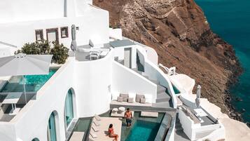 Grand Suite with private outdoor infinity pool and Caldera View | Minibar, safe på rommet, individuelt dekorert og individuelt innredet