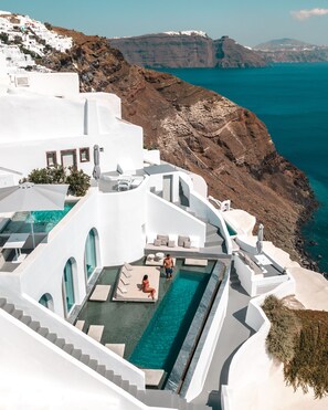 Grand Suite with private outdoor infinity pool and Caldera View | Minibar, in-room safe, individually decorated, individually furnished - Echoes Luxury Suites (Santorini)
