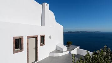 Echoes Suite with private outdoor heated plunge pool- semi outdoor hot tub and Caldera View | Minibar, in-room safe, individually decorated, individually furnished