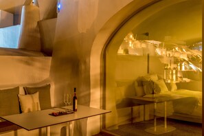 Majestic Suite with private outdoor heated plunge pool and Caldera view | Terrace/patio - Echoes Luxury Suites (Santorini)