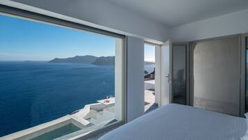 Echoes Suite with private outdoor heated plunge pool- semi outdoor hot tub and Caldera View | Minibar, safe på rommet, individuelt dekorert og individuelt innredet