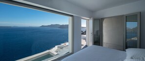 Echoes Suite with private outdoor heated plunge pool- semi outdoor hot tub and Caldera View | Minibar, in-room safe, individually decorated, individually furnished - Echoes Luxury Suites (Santorini)