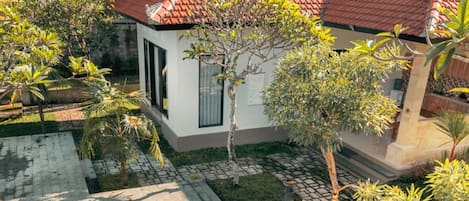 4 piscines extérieures, accÚs possible de 6 h à 18 h 30, parasols